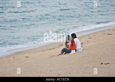 Junge koreanische paar sitzen zusammen am Strand in Sokcho Südkorea Stockfoto