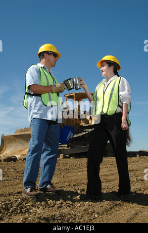 Bauarbeiter Toasten mit Kaffeetassen Stockfoto