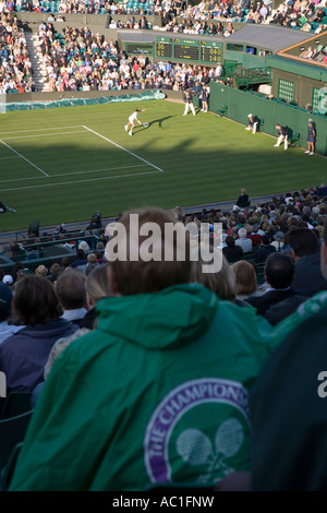 Zuschauer Uhr spielen während Carlos Moya Tim Henman Spiels am Centre Court Wimbledon Tennis Championship UK Stockfoto