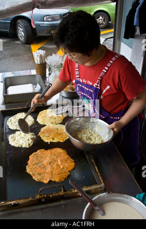 Koreanische Pfannkuchen am Markt, Chungcheongbuk Braten Frau tun Provinz South Korea Stockfoto