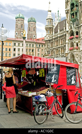 KIRSCHE STRAßENVERKÄUFER VOR NEUES RATHAUS NEUEN RATHAUSPLATZ MARIENPLATZ MÜNCHEN BAYERN DEUTSCHLAND Stockfoto