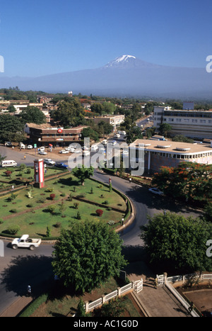 Moshi Stadtzentrum, Blick vom Kahawa House. Kilimanjaro (5,895 m) im Hintergrund. Stockfoto