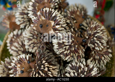 STACHELSCHWEINE SPIELZEUG VIKTUALIENMARKT FOOD MARKT MÜNCHEN BAYERN DEUTSCHLAND Stockfoto