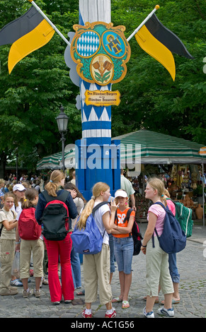 GRUPPE VON JUGENDLICHEN VIKTUALIENMARKT FOOD MARKT MÜNCHEN BAYERN DEUTSCHLAND Stockfoto