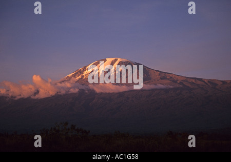 Kilimanjaro 5985m bei Sonnenuntergang. Blick vom Stadtrand von Moshi, Tansania Stockfoto