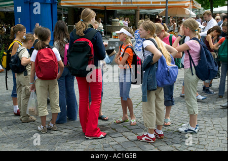 GRUPPE VON JUGENDLICHEN VIKTUALIENMARKT FOOD MARKT MÜNCHEN BAYERN DEUTSCHLAND Stockfoto