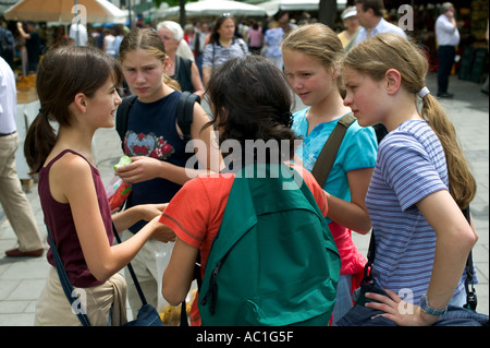 GRUPPE VON JUGENDLICHEN VIKTUALIENMARKT FOOD MARKT MÜNCHEN BAYERN DEUTSCHLAND Stockfoto