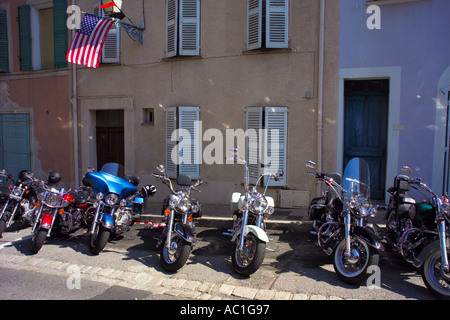 Harley-Davidson-Motorräder in der französischen Stadt Grimaud in der Nähe von St Tropez Frankreich Stockfoto