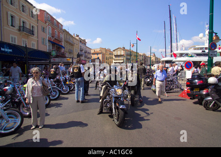 Harley-Davidson rally St Tropez Frankreich Luxusyachten und Harley Davidson Motorräder am Kai des Hafens St. Trop-Mix Stockfoto