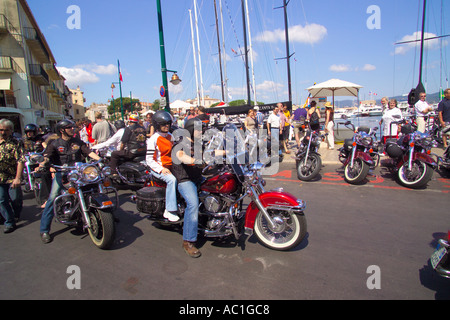 Harley-Davidson rally St Tropez Frankreich Luxusyachten und Harley Davidson Motorräder am Kai des Hafens-Mix Stockfoto