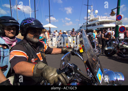 Harley-Davidson rally St Tropez Frankreich Luxusyachten und Harley Davidson Motorräder am Kai des Hafens St. Trop-Mix Stockfoto