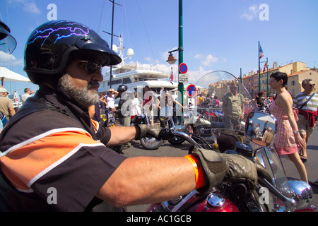 Harley-Davidson rally St Tropez Frankreich Luxusyachten und Harley Davidson Motorräder am Kai des Hafens St. Trop-Mix Stockfoto