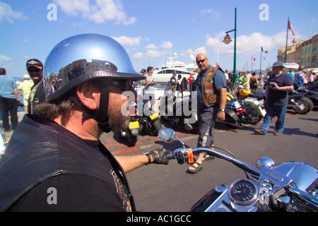 Harley-Davidson rally St Tropez Frankreich Luxusyachten und Harley Davidson Motorräder am Kai des Hafens St. Trop-Mix Stockfoto