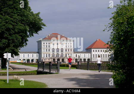 JOGGER UND SCHLOSS NYMPHENBURG MÜNCHEN BAYERN DEUTSCHLAND Stockfoto