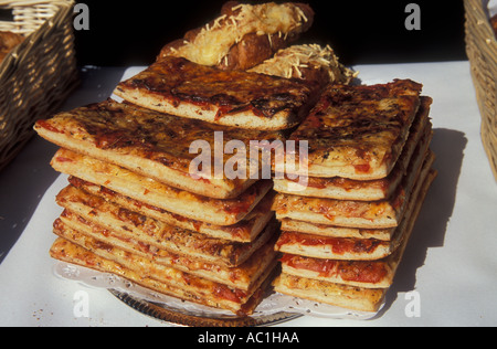 Pizzastücke für Verkauf auf einem Tisch auf einem festival Stockfoto