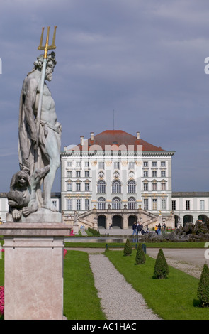 NEPTUN-STATUE VOR SCHLOSS NYMPHENBURG MÜNCHEN BAYERN DEUTSCHLAND EUROPA Stockfoto