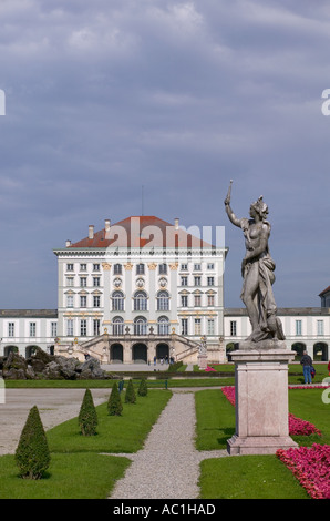 STATUE VOR SCHLOSS NYMPHENBURG MÜNCHEN BAYERN DEUTSCHLAND EUROPA Stockfoto