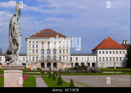 NEPTUN-STATUE UND SCHLOSS NYMPHENBURG MÜNCHEN BAYERN DEUTSCHLAND EUROPA Stockfoto