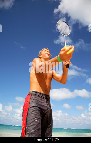 Junger Mann spielen Basketball am Strand Stockfoto
