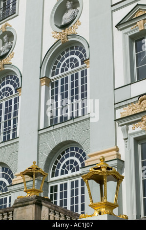 FASSADE VON SCHLOSS NYMPHENBURG UND GOLDENEN LATERNEN MÜNCHEN BAYERN DEUTSCHLAND Stockfoto