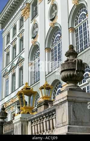 FASSADE VON SCHLOSS NYMPHENBURG UND GOLDENEN LATERNEN MÜNCHEN BAYERN DEUTSCHLAND Stockfoto