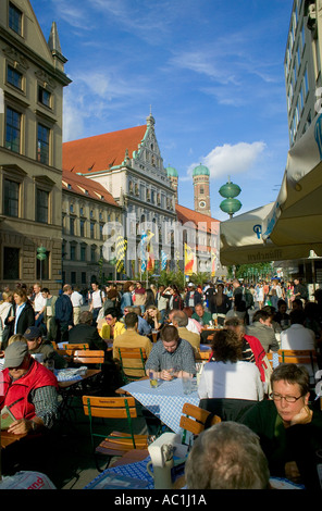 SIDEWALK CAFE NEUHAUSERSTRASSE STRAßE MÜNCHEN BAYERN DEUTSCHLAND Stockfoto