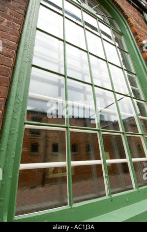 großes Lager-Fenster in einem alten rehabilitiert Industriegebäude Stockfoto