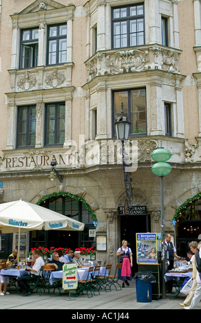 SIDEWALK CAFE UND RESTAURANT NEUHAUSERSTRASSE STRAßE MÜNCHEN BAYERN DEUTSCHLAND Stockfoto