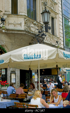 SIDEWALK CAFE UND RESTAURANT NEUHAUSERSTRASSE STRAßE MÜNCHEN BAYERN DEUTSCHLAND Stockfoto