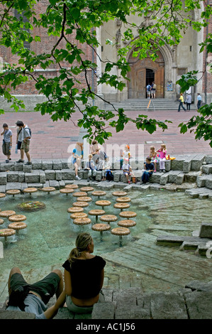 BRUNNEN VOR FRAUENKIRCHE KIRCHE UNSERER DAME MÜNCHEN BAYERN DEUTSCHLAND Stockfoto