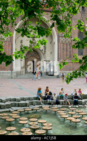 BRUNNEN VOR FRAUENKIRCHE KIRCHE UNSERER DAME MÜNCHEN BAYERN DEUTSCHLAND Stockfoto