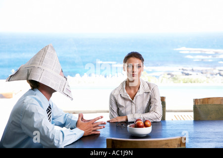 Coule sitzen am Tisch, Mann mit Tschako Stockfoto