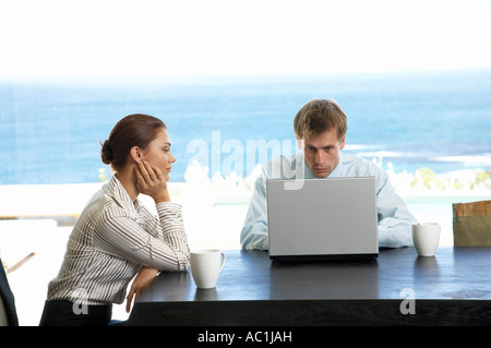 Paar sitzt am Tisch, Mann mit laptop Stockfoto