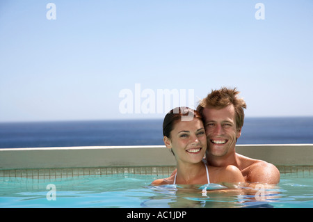 Paar im Schwimmbad, Porträt Stockfoto