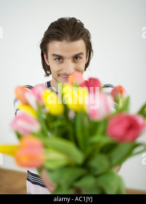 Man Betrieb Blumenstrauß Stockfoto