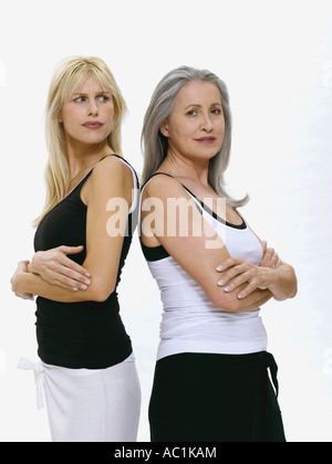 Mutter und Tochter, Rücken an Rücken Stockfoto