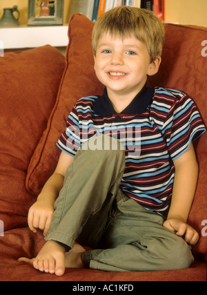 Porträt des jungen auf der Suche entspannt auf dem Sofa sitzen Stockfoto