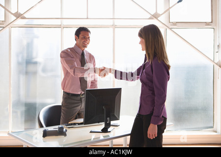 Geschäftsleute, die Hände schütteln Stockfoto