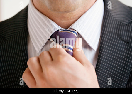 Geschäftsmann, die Anpassung der Krawatte, Nahaufnahme Stockfoto