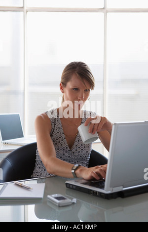 Frau mit Laptop, mit Schale Stockfoto