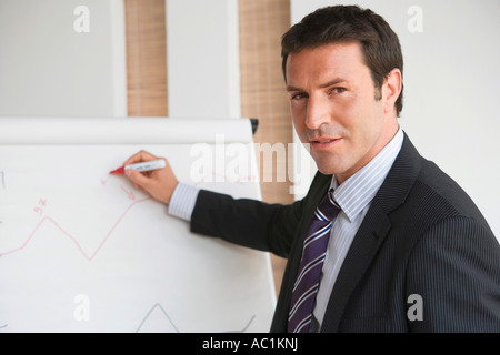 Geschäftsmann am Flipchart schreiben Stockfoto