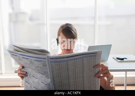 Frau lesen Finanzzeitung Stockfoto