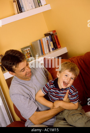 Vater spielen rau und Wäschetrockner mit seinem Sohn im Haus Stockfoto