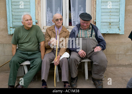 3 ÄLTERE MÄNNER AUF EINER BANK, FONTENOY-LA-JOUTE, LORRAINE, FRANKREICH, EUROPA Stockfoto