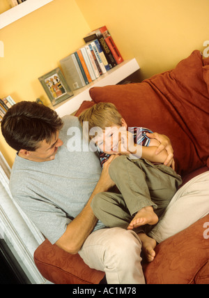 Vater spielen rau und Wäschetrockner mit seinem Sohn im Haus Stockfoto