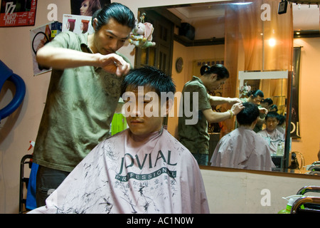 Koreanisch-Mann immer Haarschnitt auf stilvolle Haare schneiden Salon in Shanghai Stockfoto