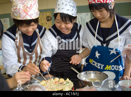 Japanische Studenten Vorbereitung Oktopus Krapfen Japan Asien Stockfoto