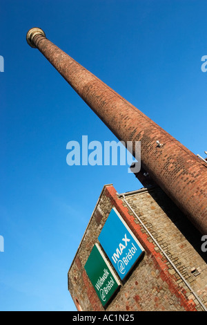 Alten Leadworks Schornstein durch Wildwalk und IMAX an Bristol in England Stockfoto