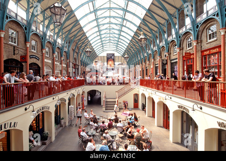 Das Innere des Covent Garden Market in London. Stockfoto