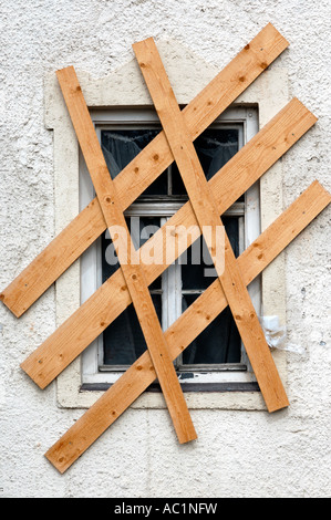 Fenster mit Brettern vernagelt Stockfoto